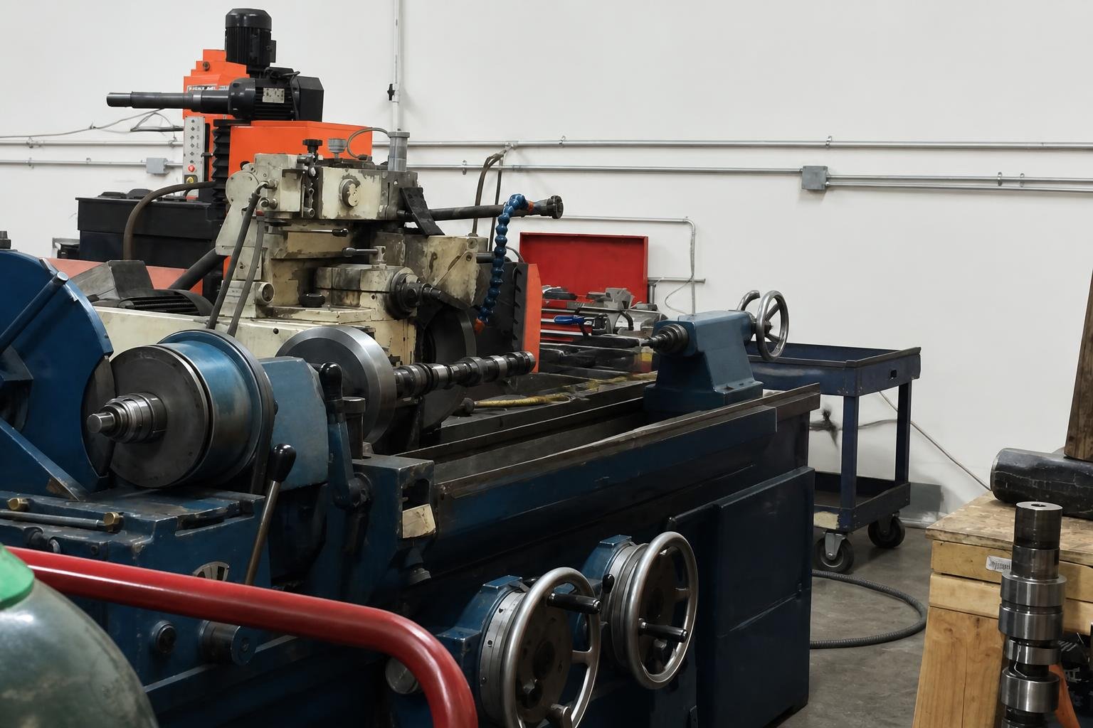 Camshaft mounted between centres on a profile grinding machine